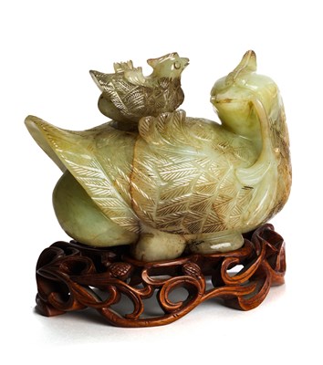 Lot 37 - A CHINESE JADE FIGURAL 'DUCK' JAR AND COVER