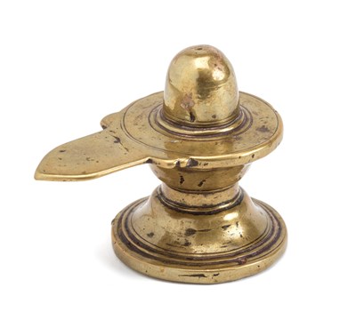 Lot 97 - A SMALL BRASS YONI-LINGAM