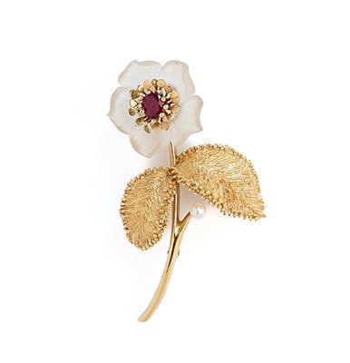 Lot 425 - □ ROCK CRYSTAL FLORAL BROOCH, 1950s