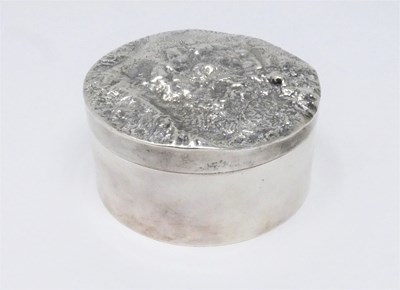 Lot 314 - A SILVER BOX AND COVER