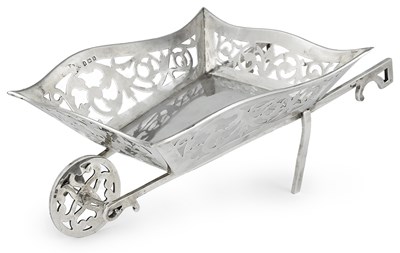 Lot 318 - â“Œ AN EDWARDIAN SILVER 'WHEELBARROW' SWEETMEAT BASKET