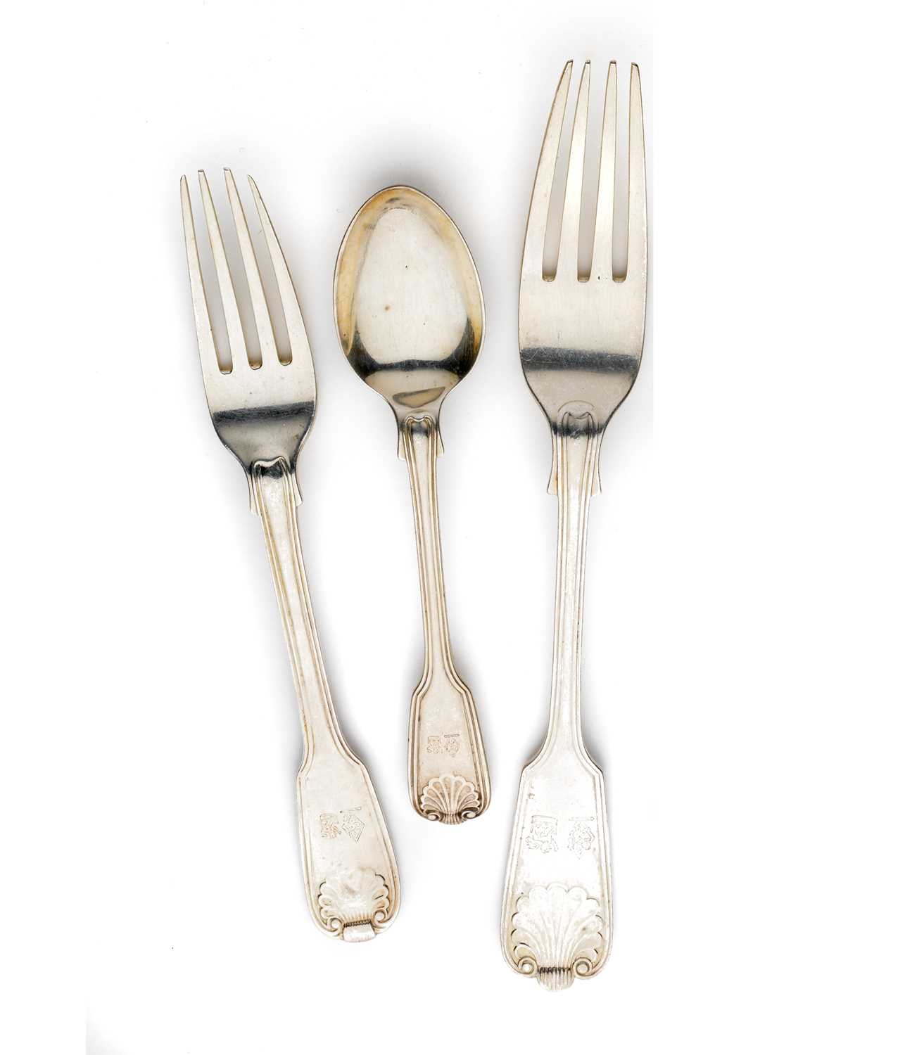 Lot 330 - A MATCHED SET OF FIDDLE THREAD & SHELL