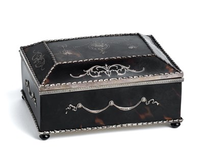 Lot 361 - ËœAN EDWARDIAN SILVER-MOUNTED TORTOISESHELL CASKET