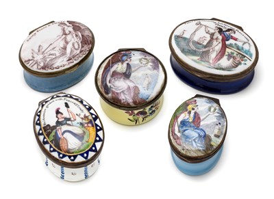 Lot 380 - A GROUP OF FIVE ENGLISH ENAMEL 'TREATY OF AMIENS' PATCH BOXES