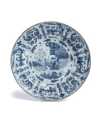 Lot 2 - A DUTCH DELFT DISH, CIRCA 1700