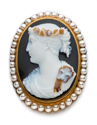 Lot 464 - AN ITALIAN AGATE CAMEO OF OMPHALE