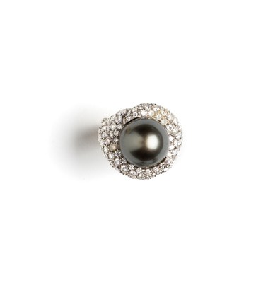 Lot 471 - CULTURED PEARL AND DIAMOND DRESS RING