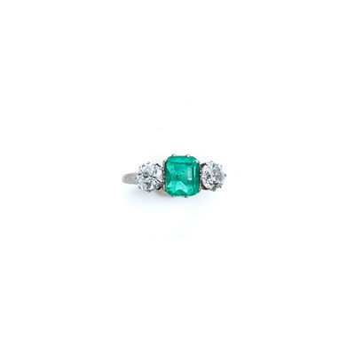 Lot 475 - EMERALD AND DIAMOND RING