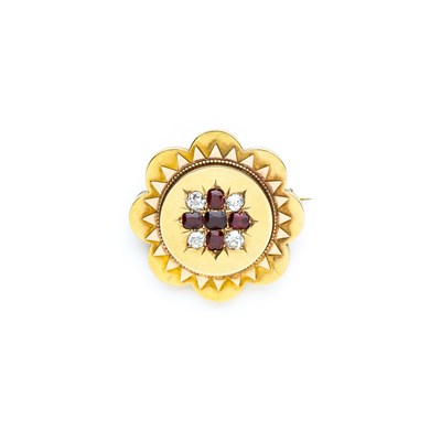 Lot 484 - â“Œ DIAMOND AND GARNET BROOCH / PENDANT