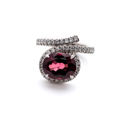 Lot 486 - RED SPINEL, DIAMOND AND PLATINUM DRESS RING