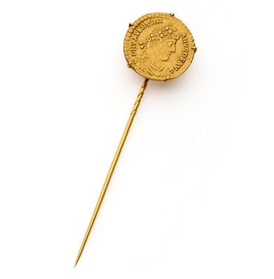 Lot 192 - A GOLD STICK PIN SET WITH A ROMAN EMPEROR VALENTIAN I GOLD SOLIDUS