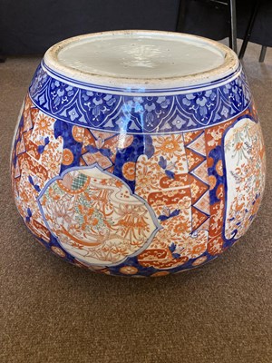 Lot 167 - A LARGE JAPANESE IMARI FISH BOWL, MEIJI PERIOD (1868-1912)