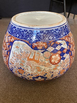 Lot 167 - A LARGE JAPANESE IMARI FISH BOWL, MEIJI PERIOD (1868-1912)
