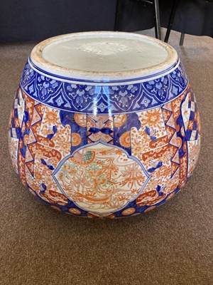 Lot 167 - A LARGE JAPANESE IMARI FISH BOWL, MEIJI PERIOD (1868-1912)