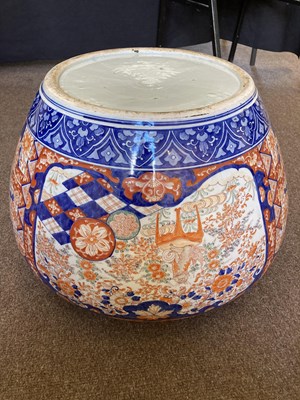Lot 167 - A LARGE JAPANESE IMARI FISH BOWL, MEIJI PERIOD (1868-1912)