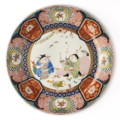 Lot 164 - A JAPANESE IMARI CHARGER, MEIJI PERIOD (1868-1912)