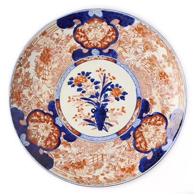 Lot 160 - A JAPANESE IMARI CHARGER, MEIJI PERIOD (1868-1912)