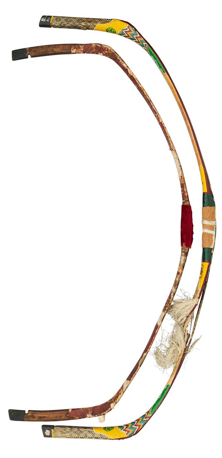 Lot 22 - A CHINESE COMPOSITE BOW, QING DYNASTY, 19TH CENTURY; AND A CHINESE BOW BY YANG FUXI OF JU YUAN HAO