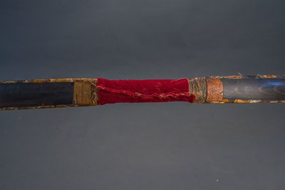 Lot 22 - A CHINESE COMPOSITE BOW, QING DYNASTY, 19TH CENTURY; AND A CHINESE BOW BY YANG FUXI OF JU YUAN HAO