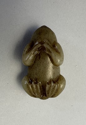 Lot 88 - A CHINESE CELADON JADE FROG, LATE MING DYNASTY