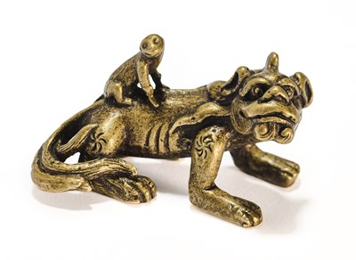 Lot 35 - A CHINESE BRONZE 'KYLIN AND MONKEY' SCROLL WEIGHT, QING DYNASTY