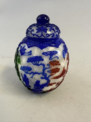 Lot 93 - A RARE CHINESE CARVED SIX-COLOUR OVERLAY SNOWFLAKE GLASS JAR AND COVER, QIANLONG SEAL MARK