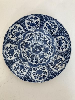 Lot 45 - A PAIR OF CHINESE EXPORT BLUE AND WHITE PLATES, QING DYNASTY, KANGXI PERIOD (1662-1722)