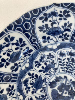 Lot 45 - A PAIR OF CHINESE EXPORT BLUE AND WHITE PLATES, QING DYNASTY, KANGXI PERIOD (1662-1722)