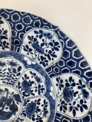 Lot 45 - A PAIR OF CHINESE EXPORT BLUE AND WHITE PLATES, QING DYNASTY, KANGXI PERIOD (1662-1722)