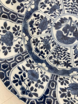 Lot 45 - A PAIR OF CHINESE EXPORT BLUE AND WHITE PLATES, QING DYNASTY, KANGXI PERIOD (1662-1722)