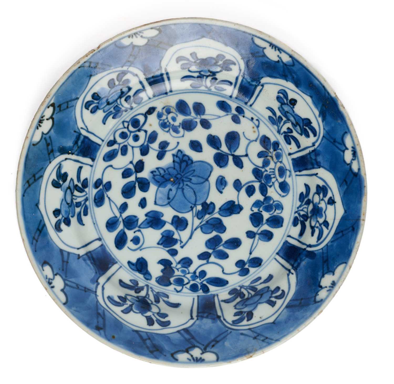 Lot 46 - A CHINESE EXPORT BLUE AND WHITE PLATE, QING DNASTY, KANGXI PERIOD (1662-1722)