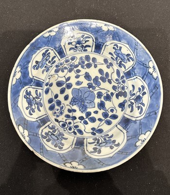 Lot 46 - A CHINESE EXPORT BLUE AND WHITE PLATE, QING DNASTY, KANGXI PERIOD (1662-1722)