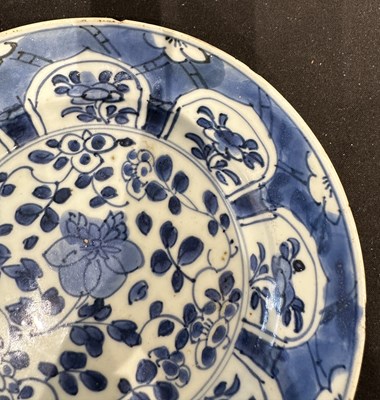 Lot 46 - A CHINESE EXPORT BLUE AND WHITE PLATE, QING DNASTY, KANGXI PERIOD (1662-1722)