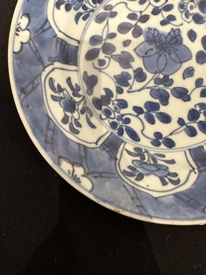 Lot 46 - A CHINESE EXPORT BLUE AND WHITE PLATE, QING DNASTY, KANGXI PERIOD (1662-1722)