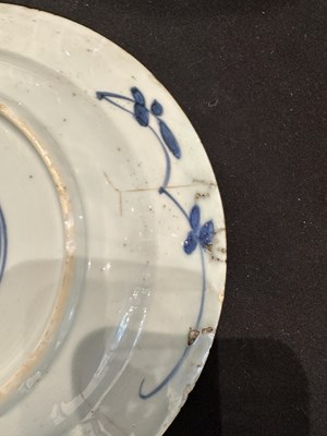 Lot 46 - A CHINESE EXPORT BLUE AND WHITE PLATE, QING DNASTY, KANGXI PERIOD (1662-1722)