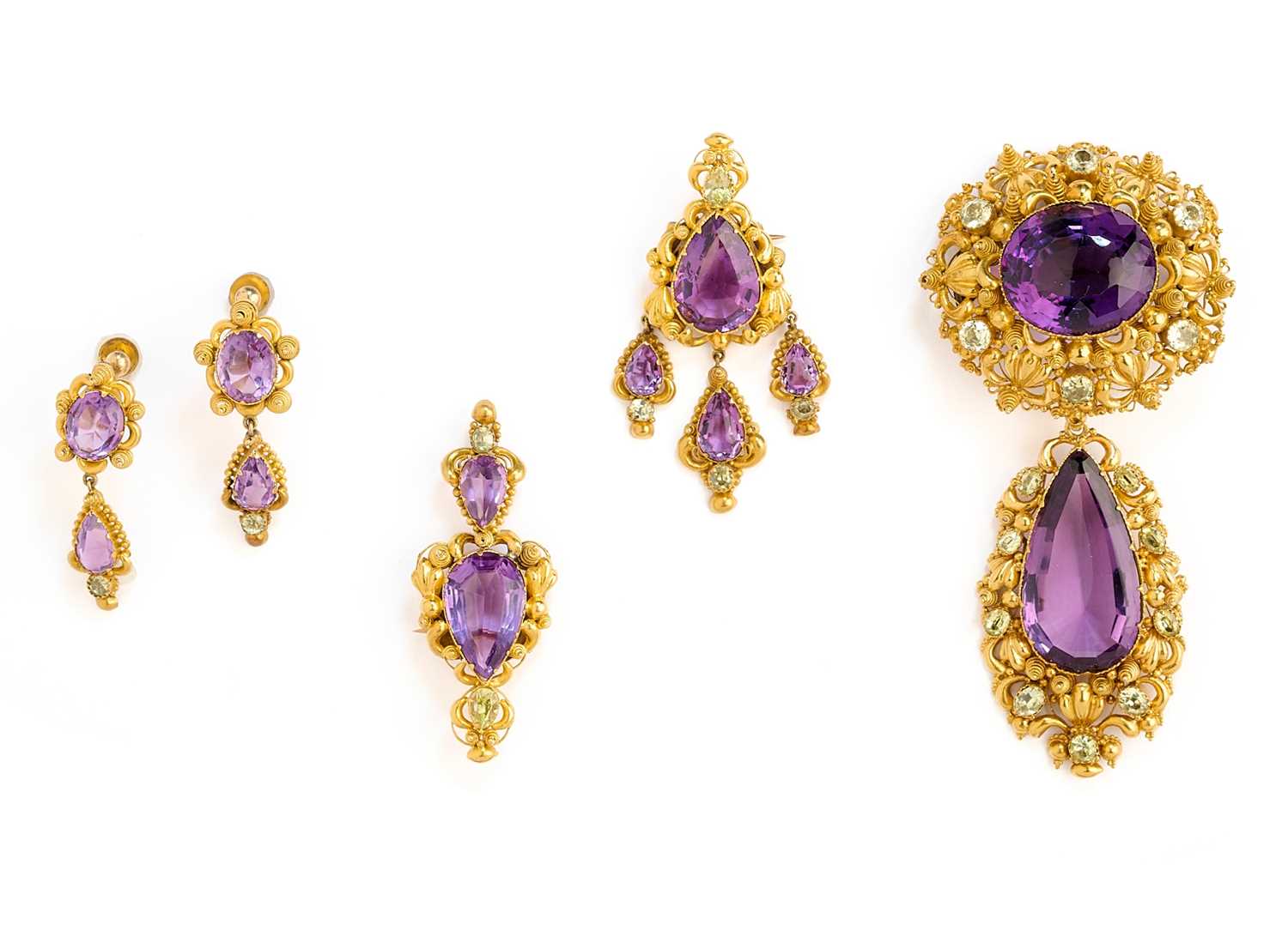 Lot 304 - GEORGIAN GOLD, AMETHYST AND CHRYSOLITE DEMI-PARURE, 1820s