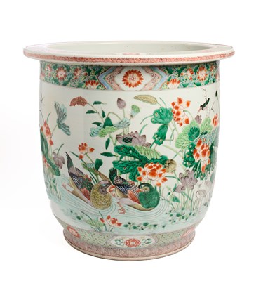 Lot 18 - A LARGE CHINESE FAMILLE-VERTE JARDINIERE, LATE QING DYNASTY, CIRCA 1900