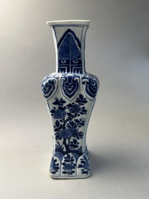 Lot 52 - A PAIR OF CHINESE BLUE AND WHITE SQUARE BALUSTER VASES, QING DYNASTY, KANGXI PERIOD (1662-1722)