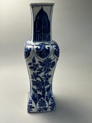 Lot 52 - A PAIR OF CHINESE BLUE AND WHITE SQUARE BALUSTER VASES, QING DYNASTY, KANGXI PERIOD (1662-1722)