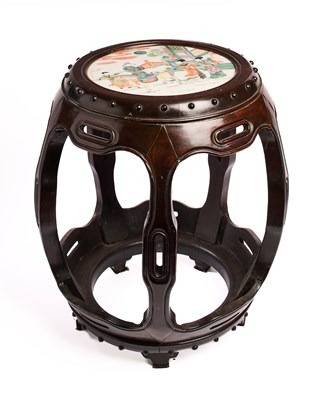 Lot 96 - A CHINESE WOOD DRUM STOOL INSET WITH A FAMILLE-VERTE PLAQUE, QING DYNASTY, CIRCA 1900