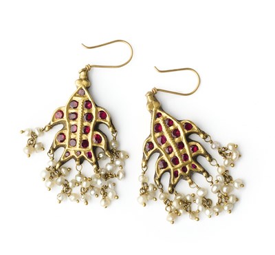 Lot 283 - A PAIR OF GEM-SET GOLD EARRINGS, PROBABLY DECCAN, INDIA, 20TH CENTURY