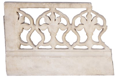 Lot 274 - A MUGHAL MARBLE ARCHITECTURAL FRAGMENT, NORTHERN INDIA, CIRCA 18TH CENTURY