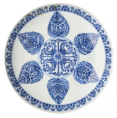 Lot 60 - A CHINESE BLUE AND WHITE PORCELAIN DISH FOR THE ISLAMIC MARKET, QING DYNASTY, KANGXI PERIOD (1662-1722)