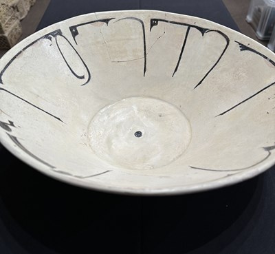 Lot 83 - A LARGE SAMANID CALLIGRAPHIC BOWL, PROBABLY NISHAPUR, PERSIA, 10TH CENTURY