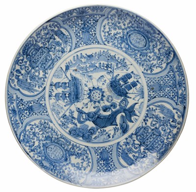 Lot 106 - A LARGE SWATOW BLUE AND WHITE CHARGER, 17TH CENTURY