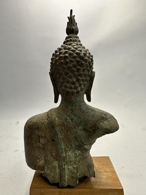 Lot 384 - A CHIEN SENG BRONZE FRAGMENT DEPICTING BUDDHA, THAILAND, CIRCA 15TH CENTURY