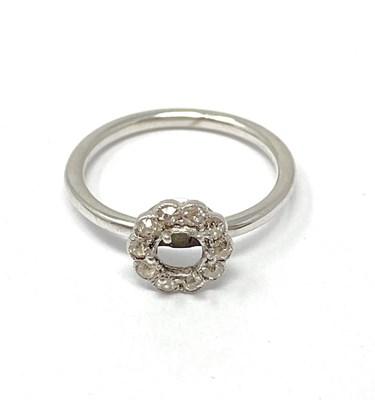 Lot 257 - DIAMOND RING