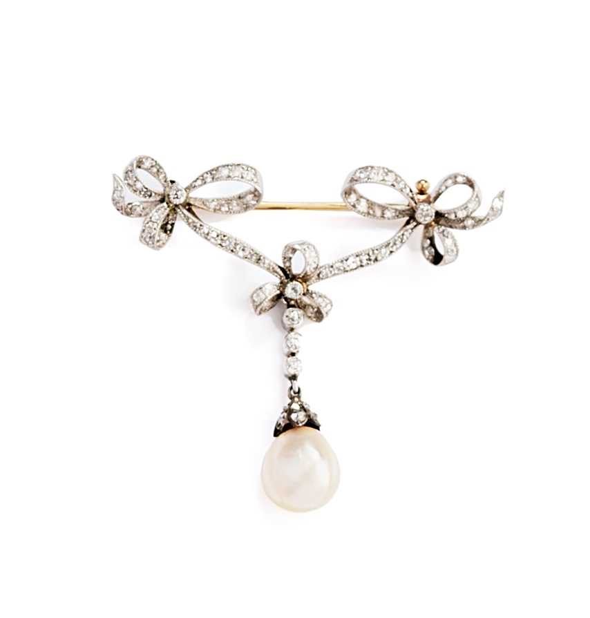 Lot 430 - BELLE EPOQUE PEARL AND DIAMOND BROOCH, 1900s