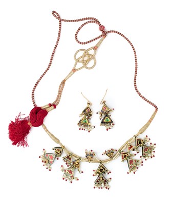 Lot 199 - A GEM SET ENAMELLED GOLD NECKLACE AND EARRING SET, RAJASTHAN, 20TH CENTURY