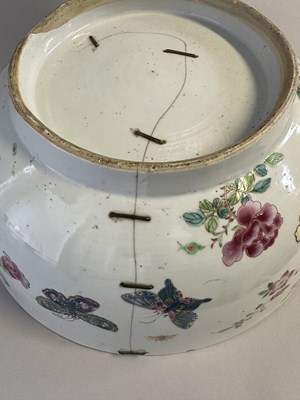 Lot 20 - A LARGE AND IMPRESSIVE CHINESE FAMILLE-ROSE PUNCHBOWL, QING DYNASTY, YONGZHENG PERIOD (1723-35)